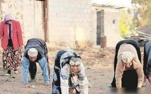 Ngôi làng kỳ lạ, người dân chỉ biết di chuyển bằng 4 chi thay vì đi thẳng đứng 