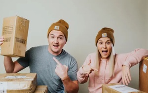 Cặp vợ chồng kiếm bộn tiền từ 'hàng bị bom': Thu mua đồ người khác không cần để thu lãi hàng trăm triệu đồng