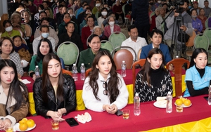 Dàn hậu mang 'Tết hạnh phúc' đến với bà con khó khăn ở Hà Tĩnh