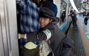 Nghề đặc biệt chỉ có ở Nhật Bản: Công việc duy nhất là đẩy hành khách vào tàu ngầm, một năm thu nhập không dưới 800 triệu đồng