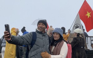 Mưa tuyết thu hút nhiều du khách đến với Khu Du lịch Quốc gia Sa Pa