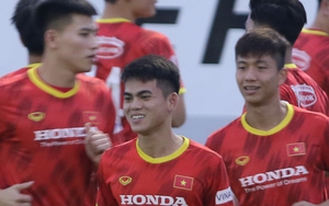 ĐT Việt Nam: Thành Chung, Tiến Dũng tập riêng, Văn Khang cười ngượng trước đàn anh trong buổi tập