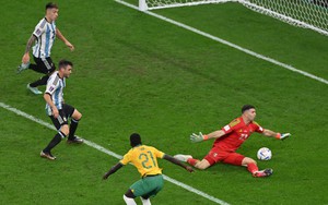 Pha cứu thua tuyệt đỉnh của thủ môn Martinez giúp Argentina vào tứ kết