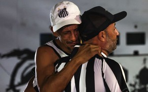 Người hâm mộ khóc thương Vua bóng đá Pele