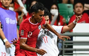 Văn Thanh bị cầu thủ Singapore chơi xấu nhưng trọng tài không thổi phạt