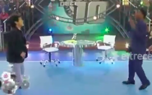 Video Maradona thoả mãn giấc mơ đánh đầu chuyền bóng với Pele gây sốt trở lại