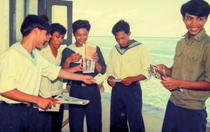 Cuộc đời sau ống kính: Lính đảo Trường Sa nhận thư nhà