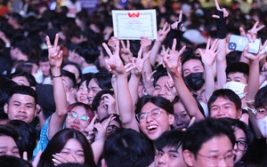 Phố đi bộ Nguyễn Huệ trong thời khắc chuyển giao năm mới 2023: Đông chưa từng thấy, giới trẻ “quẩy” tưng bừng