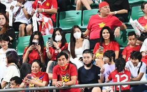 Hoa hậu Đỗ Mỹ Linh cùng dàn WAGs Việt khoe sắc trên khán đài Singapore cổ vũ ĐT Việt Nam