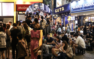 Giới trẻ TP.HCM quẩy cực sung ngày 31/12: Các địa điểm vui chơi lẫn hàng quán đều đông kín người chờ đón giao thừa