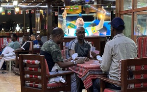 Ký sự World Cup: Và họ vẫn chơi bài khi Messi ghi bàn!