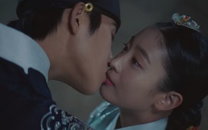 'Dưới bóng trung điện' tập cuối: Lụi tim với nụ hôn sao băng của vợ chồng Thế tử, Trung điện vẫn khổ vì 'báo hoàng tử'