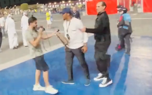 Huyền thoại Eto’o “đi đường quyền” với fan tại World Cup