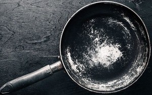 Khi chảo chống dính bị 1 vết xước: 9.100 hạt nhựa được giải phóng thấm vào thực phẩm, trẻ em tăng nguy cơ dậy thì sớm, ung thư đe dọa từng ngày