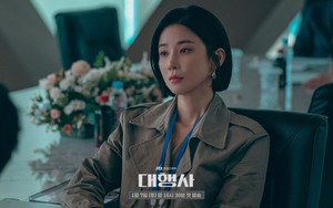 'Agency' tung loạt tạo hình tổng tài của 'mợ út' Lee Bo Young