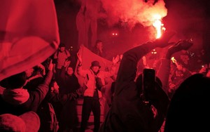 Fan 'đi bão' khắp châu Âu mừng Ma rốc lần đầu vào tứ kết World Cup 