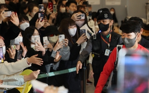 Sau World Cup, Hàn Quốc được chào đón như người hùng khi về nước