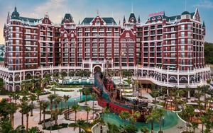 Khách sạn thiết kế độc đáo: Lấy cảm hứng từ lâu đài Port Royal - thủ phủ của cướp biển vùng Caribbean, có mô hình tàu Queen Anne’s Revenge lừng lững nằm trên hồ Lagoon