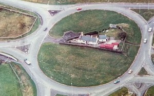 Ngôi nhà "cứng đầu" ở Anh 40 năm nằm lọt thỏm giữa bùng binh vì gia chủ không chịu nhận đền bù
