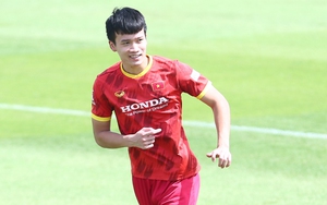 Hoàng Đức trở lại, HLV Park Hang Seo theo sát động tác của học trò