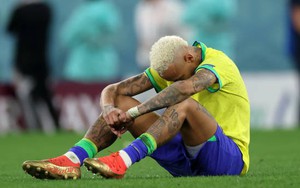 Neymar gục đầu, khóc nức nở sau khi Brazil thua Croatia