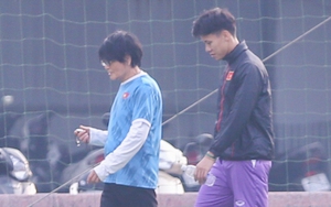 Quế Ngọc Hải tập riêng cùng bác sĩ Choi, nguy cơ vắng mặt trận đấu với Myanmar