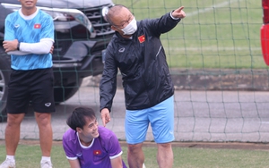HLV Park Hang-seo ân cần với các học trò trong buổi tập đầu tiên của năm 2023