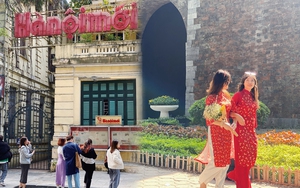 Giới trẻ Hà Nội tưng bừng rủ nhau đi chơi ngày đầu năm, thời tiết hửng nắng cực chiều lòng người