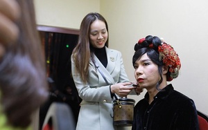 Táo quân 2023: Vợ kém 15 tuổi bật khóc khi 'cô Đẩu' Công Lý được dìu ra sân khấu chào khán giả