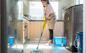 Cận Tết, giá dịch vụ dọn nhà tăng chóng mặt, nhân viên vệ sinh kiếm tiền triệu mỗi ngày