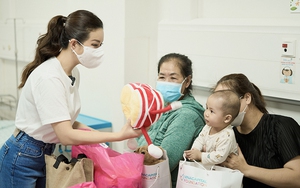 Hoa hậu Thu Hoài bật khóc khi thăm hỏi các em nhỏ mắc bệnh tim bẩm sinh