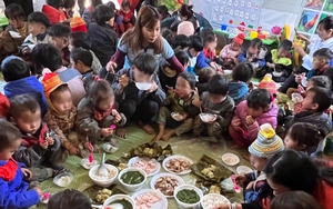 Xúc động khoảnh khắc trẻ em vùng cao lần đầu được ăn mâm cơm tất niên "có thịt", xem phim hoạt hình chiếu rạp 