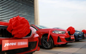 Muôn kiểu thưởng Tết 'độc lạ Trung Quốc': Một công ty chơi lớn tặng BMW, đồng hồ Rolex, có công ty sếp hứa tặng nhân viên 17 tỷ rồi trao 1 tờ giấy khiến ai cũng ngỡ ngàng