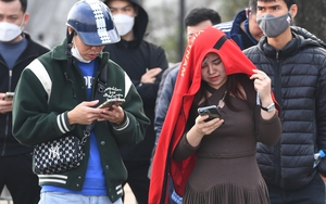 Người hâm mộ đội nắng xếp hàng xuyên trưa lấy vé chung kết AFF Cup 2022 