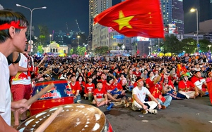 Hàng nghìn người TPHCM tập trung cổ vũ ĐT Việt Nam đá Chung kết AFF Cup với Thái Lan