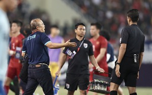 HLV Park Hang Seo đứng chờ tổ trọng tài để phàn nàn khi nghỉ giữa hiệp