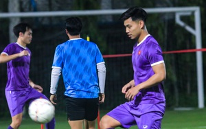 ĐT Việt Nam tập tại Thái Lan: Thanh Bình nhăn nhó khi giãn cơ, Việt Anh chật vật đuổi muỗi