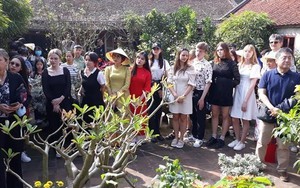 Các đại sứ trải nghiệm Tết cổ truyền Việt Nam tại Làng cổ Đường Lâm 