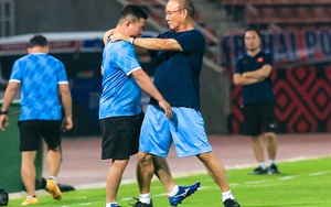 HLV Park Hang-seo ngáng chân trợ lý, kiểm tra mặt cỏ sân thi đấu với Thái Lan