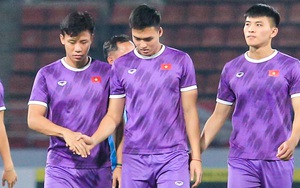 Quế Ngọc Hải bắt tay Việt Anh, bày tỏ quyết tâm cao trước trận đấu với Thái Lan