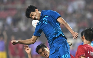 Cầu thủ Thái Lan 'buồn bã' chia tay đôi giày yêu thích bị rách bươm sau trận đấu với Việt Nam