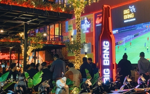 Hàng quán Hà Nội ngay lúc này: Dân tình nhộn nhịp xem chung kết AFF Cup 2022, không khí sôi sục theo từng đường bóng