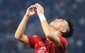 Hoàng Đức bị phạm lỗi khiến HLV Park Hang-seo nóng mắt tranh cãi trọng tài