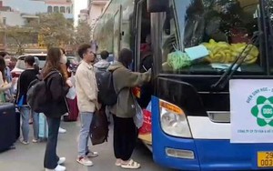 Hơn 100 sinh viên nhận được tấm vé 0 đồng của 'Chuyến xe về Tết' lần thứ 7
