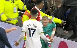 CĐV Tottenham có hành vi gây sốc với thủ môn Arsenal