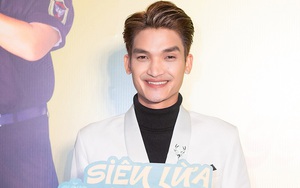 Mạc Văn Khoa ngượng ngùng, nép mình sau lưng Anh Tú