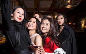 Sự trỗi dậy của “gia tộc ánh trăng”: Khi người trẻ chọn sống sang chảnh, du lịch vi vu nhưng chẳng thèm tiết kiệm một xu