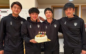 Công Phượng đón sinh nhật ấm áp cùng các đồng đội ở Yokohama FC