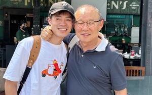 Văn Toàn bịn rịn chia tay đồng đội, ở lại hội quân với CLB Seoul E-Land