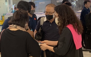 HLV Park Hang-seo tạm biệt bà xã để trở về Việt Nam